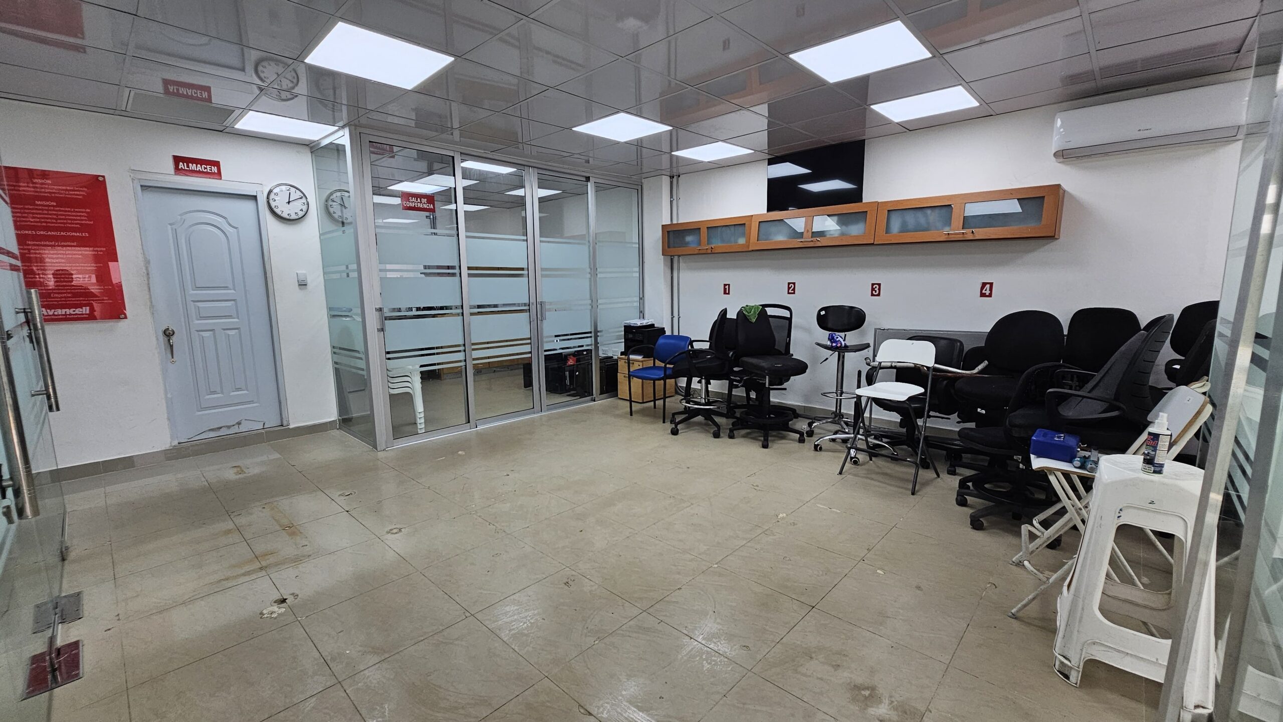 ALQUILO OFICINA AMUEBLADA